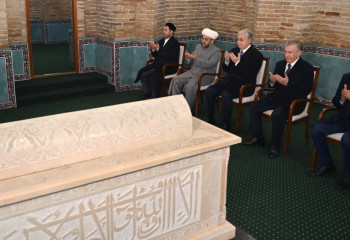 Касым-Жомарт Токаев посетил мавзолей Толе би в Ташкенте