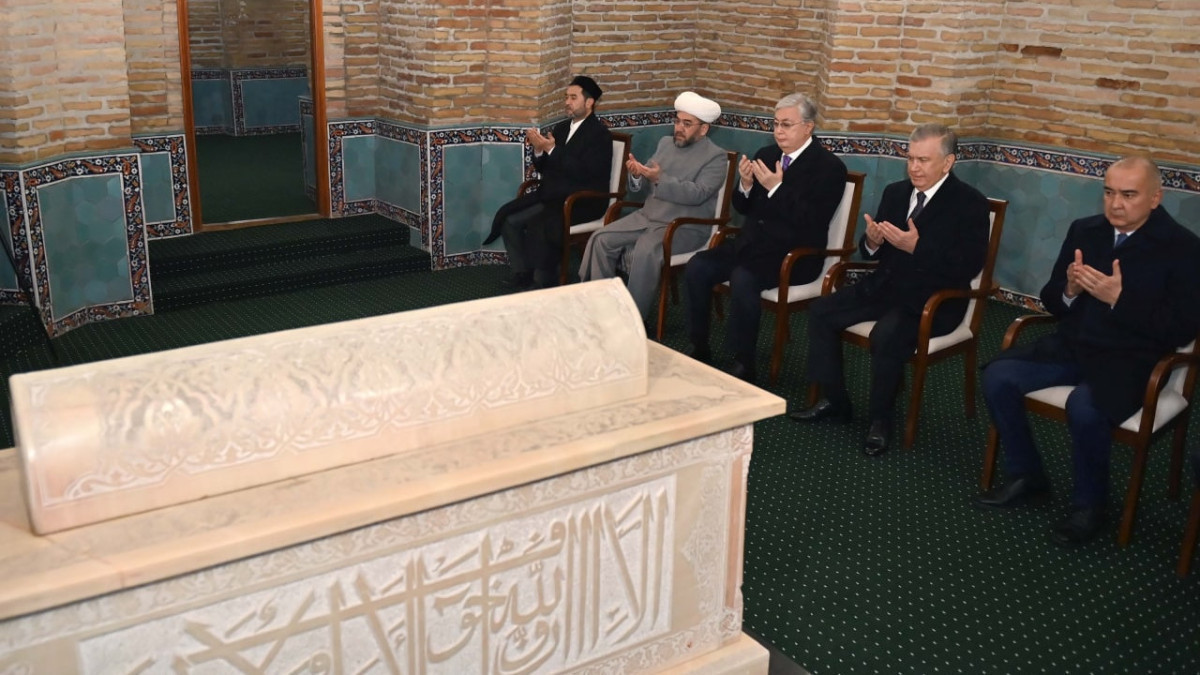 President Tokayev visits Tole bi Mausoleum in Tashkent