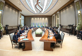 Kazakh and Uzbek Presidents holds talks in narrow format