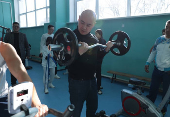 Министр Нацэкономики потренировался в зале вместе с детьми