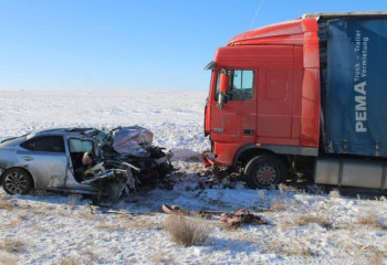 Lexus столкнулся с грузовиком в Кызылординской области: есть жертвы