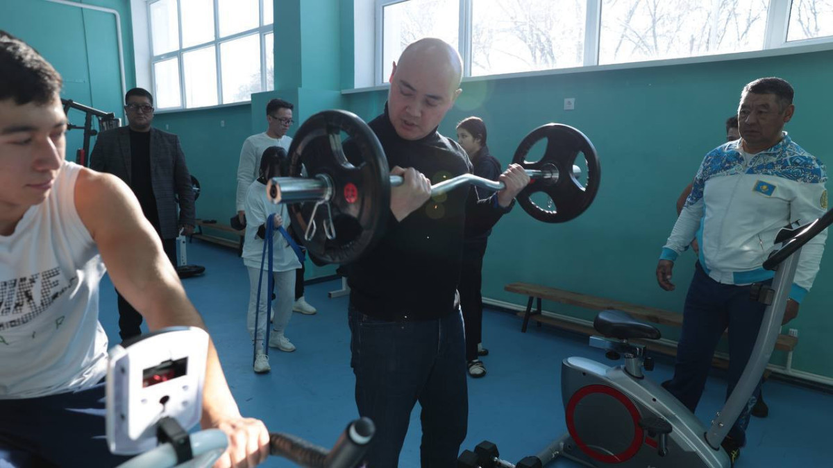 Kazakh Minister of National Economy trained  together with  children