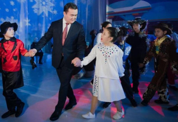 Женис Касымбек поводил хоровод на президентской елке в Астане