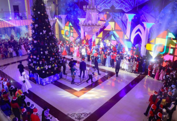 Актюбинских детей поздравил с Новым годом Димаш Кудайберген