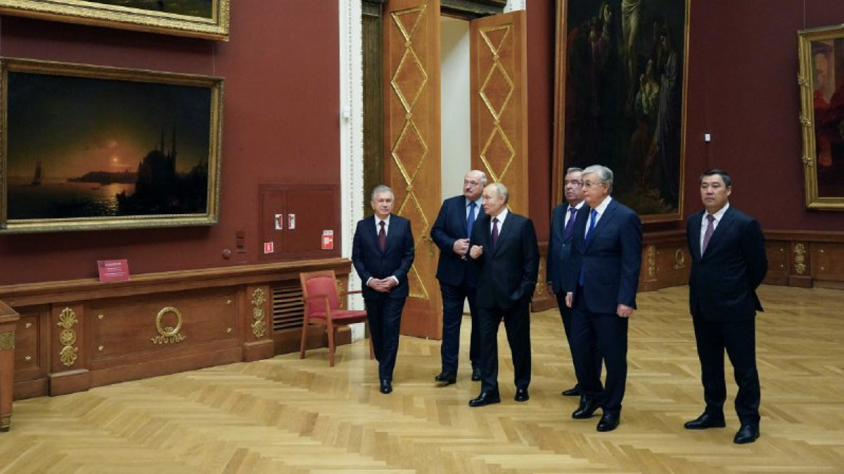 Токаев посетил Государственный Русский музей в Санкт-Петербурге