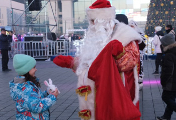 70 Дедов Морозов вышли на улицы Алматы для поздравления горожан