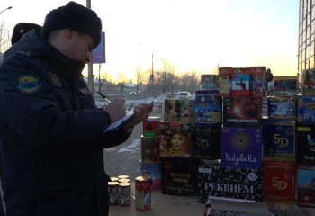 Полицейские штрафуют нелегальных продавцов пиротехники в Казахстане