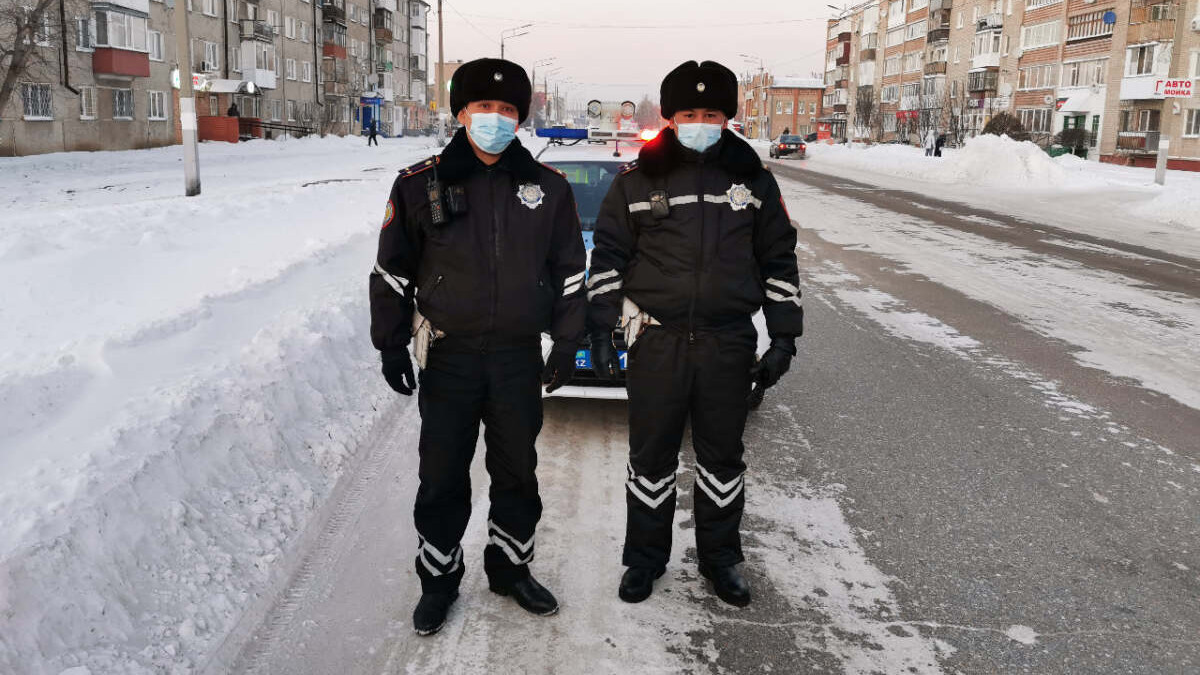 Полицейские вынесли пенсионерку из пожара в Петропавловске