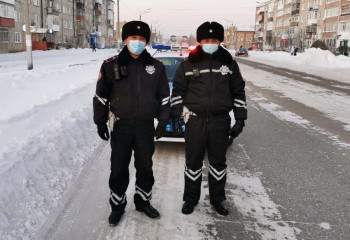 Полицейские вынесли пенсионерку из пожара в Петропавловске