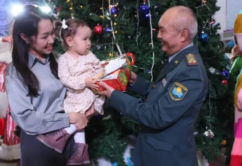 Детей казахстанских военнослужащих поздравили в кукольном театре