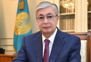 Президент поздравил Динару Садуакасову с медалью ЧМ по шахматам