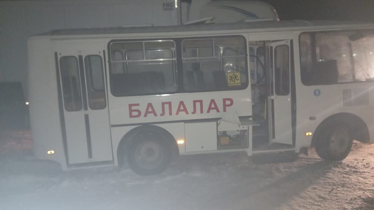Водитель школьного автобуса погиб в ДТП в Актюбинской области