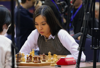 Динара Садуакасова во время финальной партии ЧМ по рапиду в Алматы