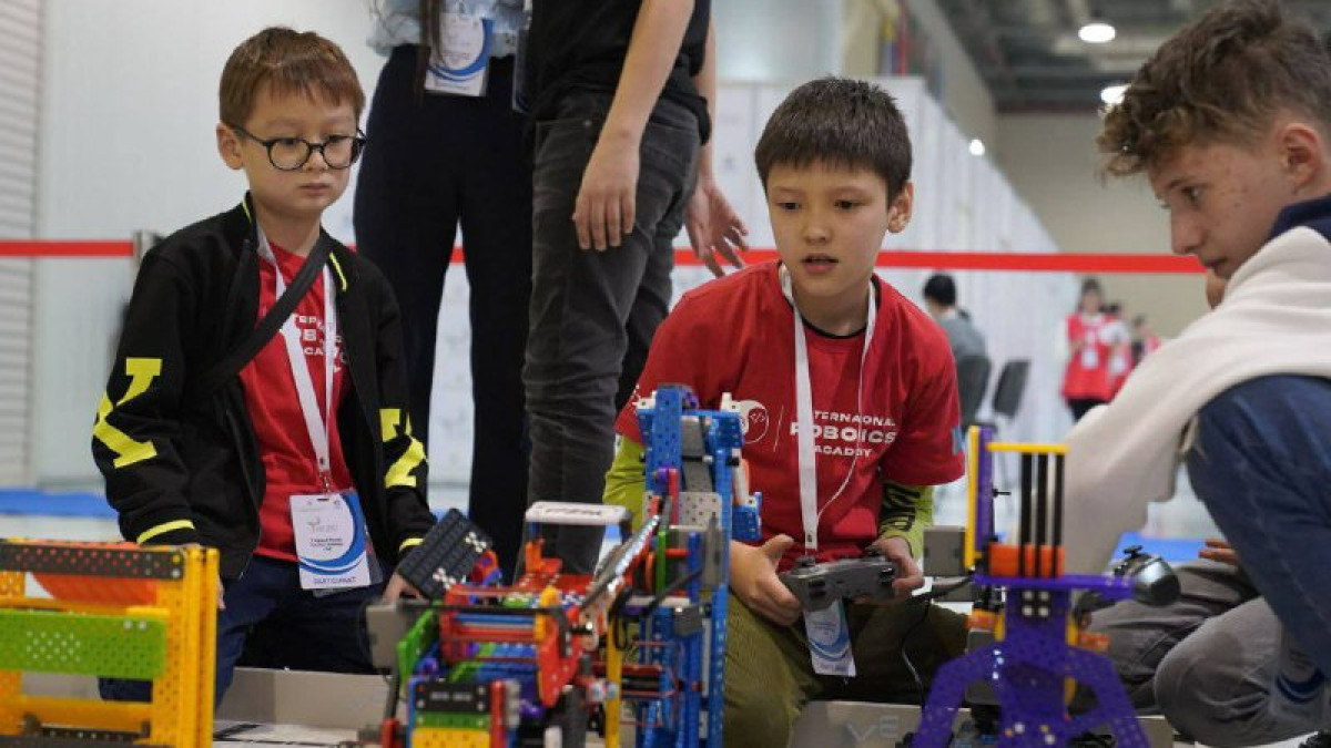 Сенсационное количество наград завоевали казахстанцы на фестивале по робототехнике в Баку