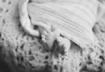 Таразда қоқыс жәшігінің жанынан шала туған нәрестенің мәйіті табылды