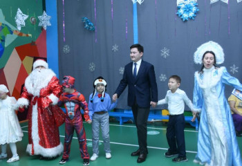 Акимы районов Астаны поздравили воспитанников спецшкол с Новым годом