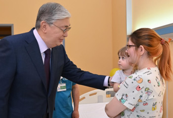 Токаев поздравил пациентов центра материнства и детства с Новым годом