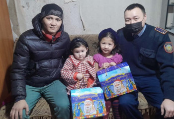 ҚАЖ қызметкерлері көпбалалы отбасыларды Жаңа жылмен құттықтады