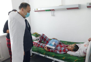 Ералы Тоғжанов жол апатынан зардап шеккен балаларды  Жаңа жылмен құттықтады