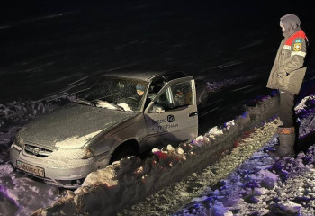 Құтқарушылар жолда қалып қойған жүргізушіні эвакуациялады