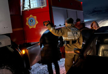 Спасатели вызволяют людей из снежного плена