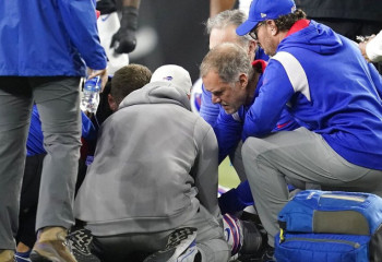 У игрока в американский футбол остановилось сердце во время матча NFL