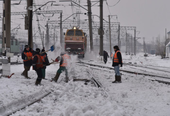 Свыше 46 тысяч кубометров снега убрали железнодорожники за сутки