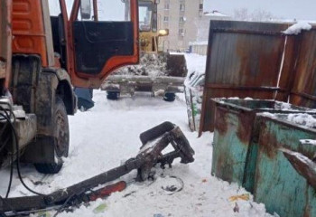 В Актобе погибла женщина из-за упавшего на нее мусорного контейнера