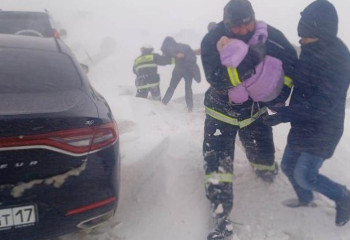 Құтқарушылар жолда қалып қойған жолаушыны қар құрсауынан шығарды