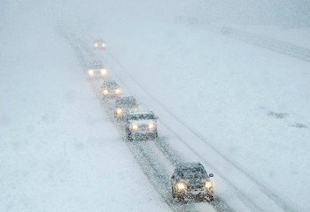 Полицейские сопровождают попавшие в метель автомашины до населенных пунктов