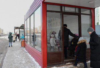 «Есіктің асты 20 см-дей ашық тұр». Астанада жылы аялдамаларды қалай жөндейді