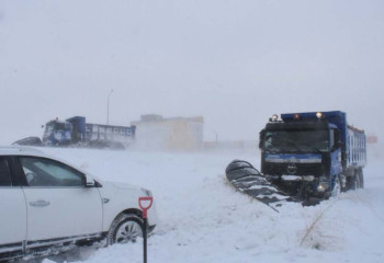 На трассах в Карагандинской области стоят 200 автомашин