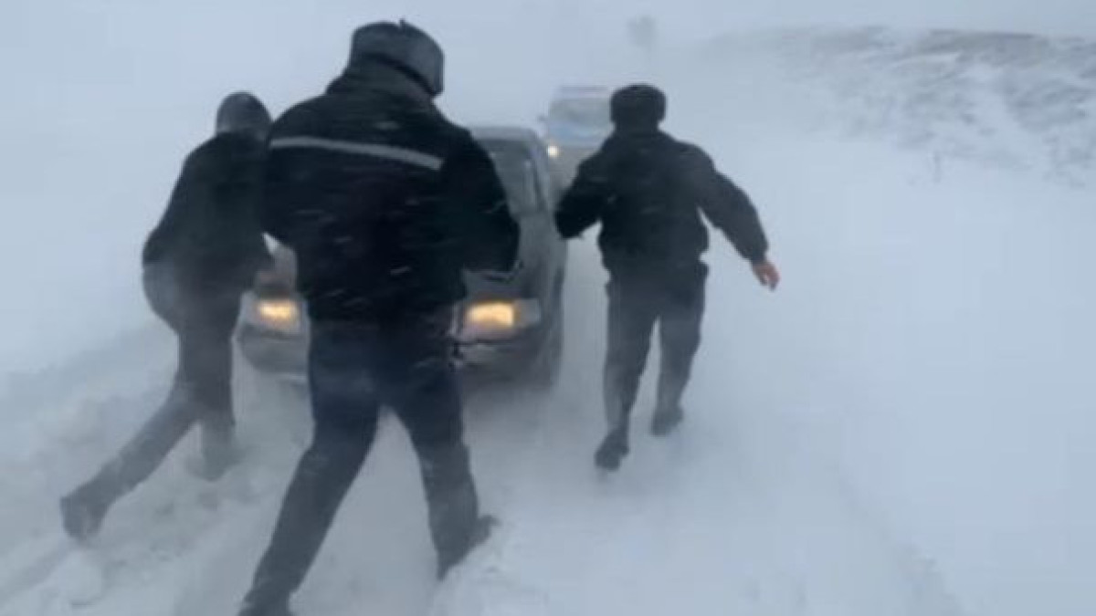 Астанчанку спасли из снежного плена полицейские
