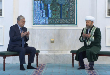 Президент почтил память жертв январских событий в мечети Астаны