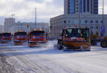 В Астане устраняют последствия мощного снегопада
