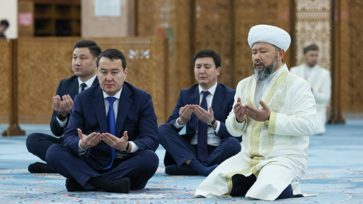 Алихан Смаилов совершил молитву в память о жертвах январских событий
