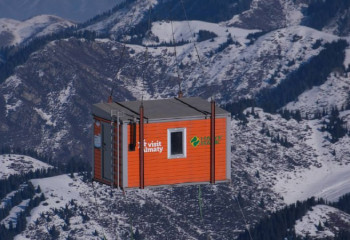 Группа туристов выжила в горах Алматы, укрывшись в хижине