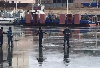 Атырау полицейлері  мұзды суға кеткен ер адамды құтқарып қалды