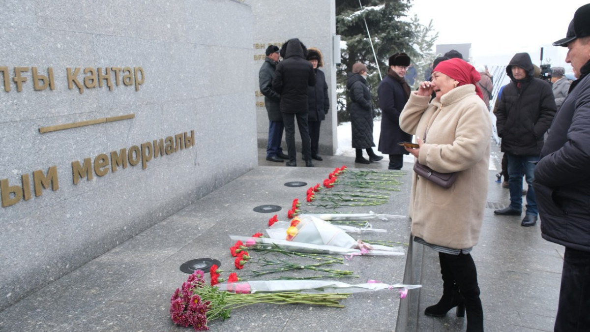 Residents of Almaty lay flowers at memorial "Tagzym"