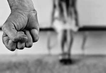 Девочка в Шымкенте сбежала из дома из-за частых побоев матери