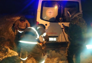 Қарағанды облысында жедел жәрдем көлігі тас жолдан шығып кетті