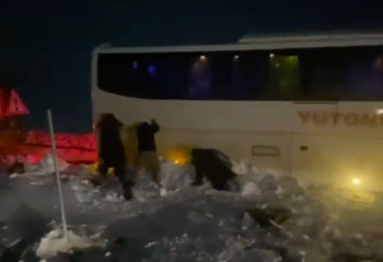 В Карагандинской области из снежного плена вызволен автобус с 30 пассажирами