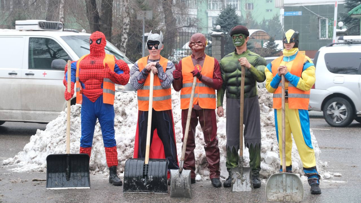 В костюмах супергероев вышли на уборку коммунальщики Алматы