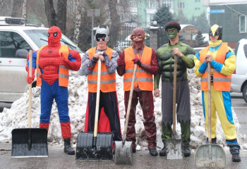 В костюмах супергероев вышли на уборку коммунальщики Алматы