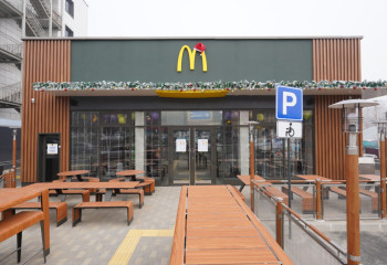 Задержан мужчина, возложивший траурный венок к зданию ресторана в Костанае