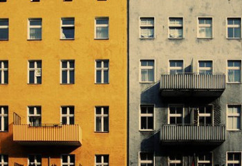 Сорвавшуюся с балкона 5-го этажа девушку поймал полицейский в Аркалыке