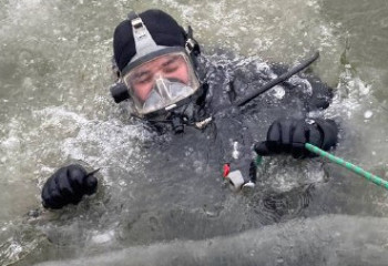 Третьи сутки водолазы ищут провалившегося под лед рыбака
