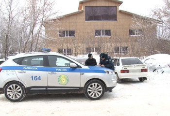 Қарағандылық полицейлер боранды күнде жолға шыққан жүргізушілерді жазалауда
