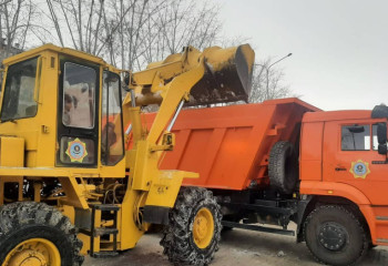 Семей қаласының көшелерінен 150 тонна қар шығарылды