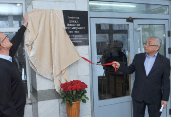 Угольному генералу установили мемориальную доску в Карагандинской области